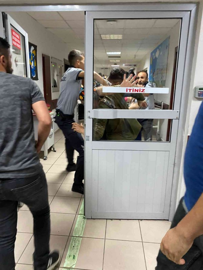Hasta Yakınları Acil Serviste Güvenlik Görevlisine Saldırdı