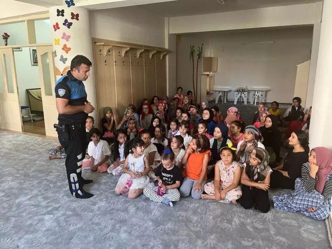 Polisler Kur’an Kursunda Eğitim Gören Çocuklara Bilgilendirmede Bulundu