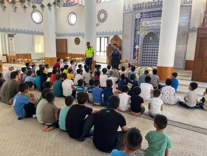 Polisler Kur’an Kursunda Eğitim Gören Çocuklara Bilgilendirmede Bulundu