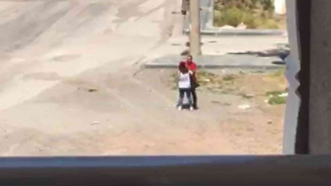 Cadde Ortasında Kadının Boğazını Sıkıp Saçını Çekti, Hiçbir Şey Olmamış Gibi Yoluna Devam Etti