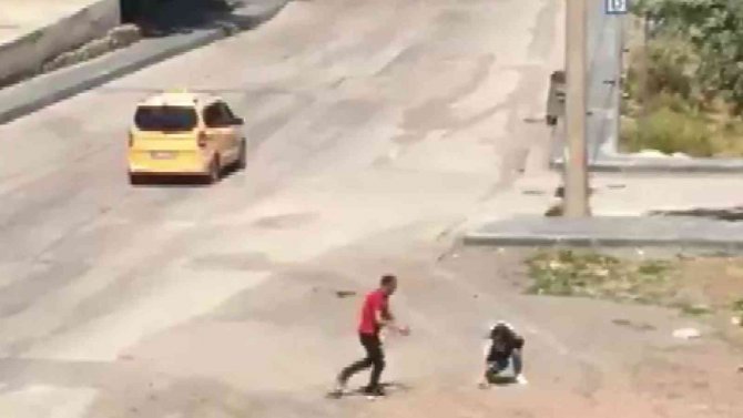 Cadde Ortasında Kadının Boğazını Sıkıp Saçını Çekti, Hiçbir Şey Olmamış Gibi Yoluna Devam Etti