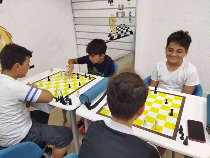 Miniklere Verilen Satranç Derslerinde Renkli Görüntüler Ortaya Çıktı