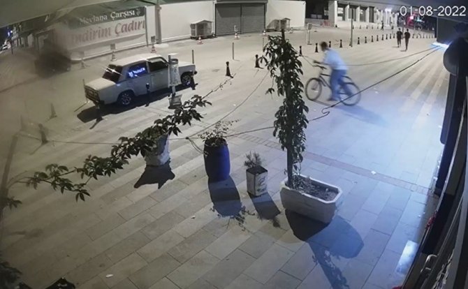 Bisikletlinin Parasını Gasp Eden Şüpheliler Güvenlik Kamerasında