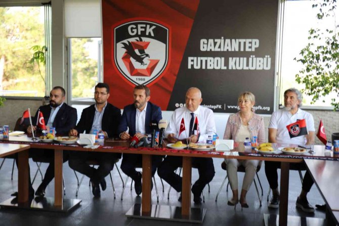 Gaziantep Fk Yeni Transferleri İçin İmza Töreni Düzenledi