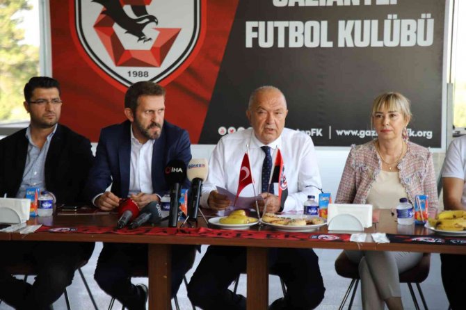 Gaziantep Fk Yeni Transferleri İçin İmza Töreni Düzenledi