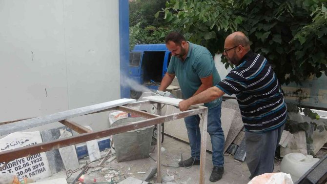 Konteyner Gitti, Dükkanı Sokağa Taşıdı