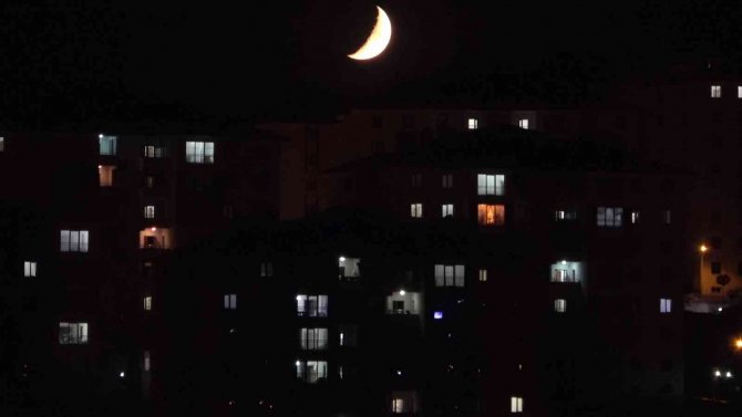 Yüksekova’da ‘Yarım Ay’ Hayran Bıraktı