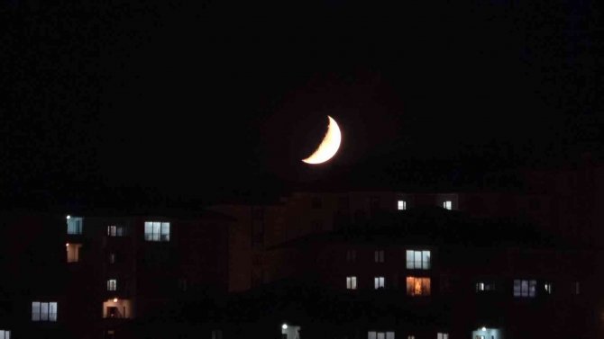 Yüksekova’da ‘Yarım Ay’ Hayran Bıraktı