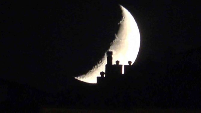 Yüksekova’da ‘Yarım Ay’ Hayran Bıraktı