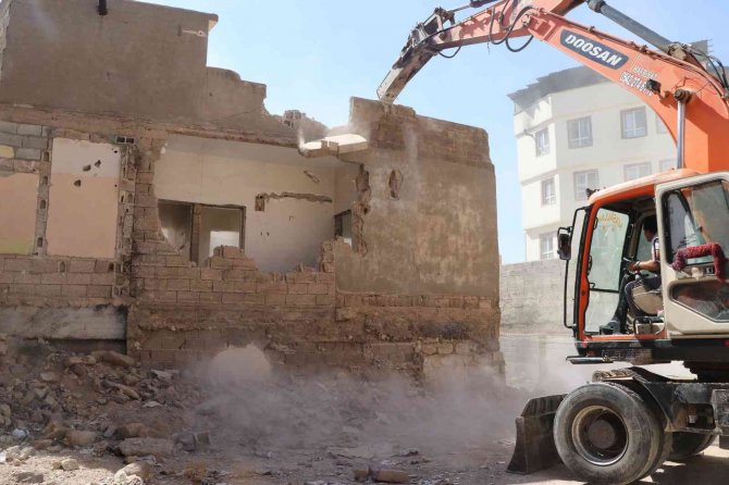 Haliliye’de Metruk Ve Riskli Yapılar Yıkılıyor