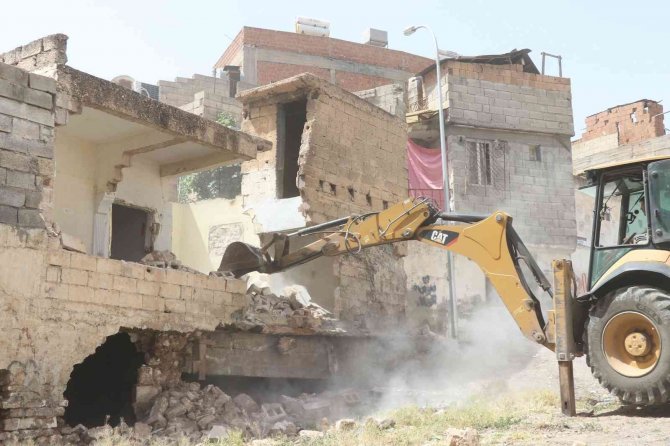 Haliliye’de Metruk Ve Riskli Yapılar Yıkılıyor
