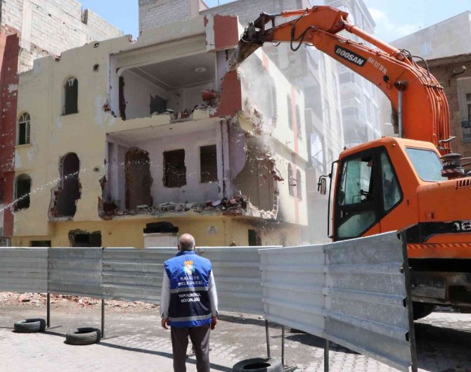 Haliliye’de Metruk Ve Riskli Yapılar Yıkılıyor