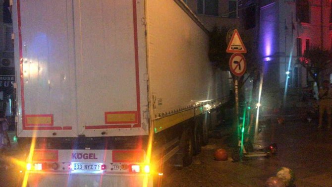 Kadıköy’de Sokakta Sıkışan Tır Trafiği Felç Etti