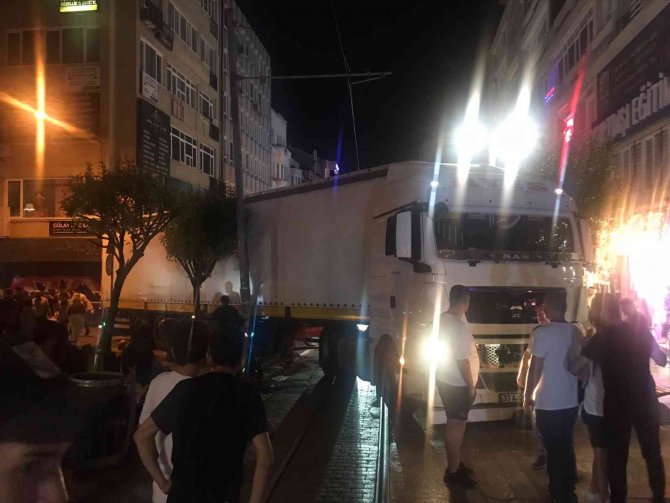 Kadıköy’de Sokakta Sıkışan Tır Trafiği Felç Etti