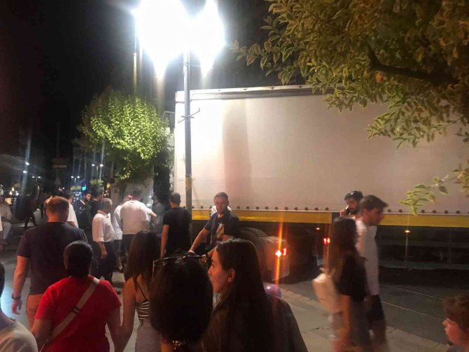 Kadıköy’de Sokakta Sıkışan Tır Trafiği Felç Etti