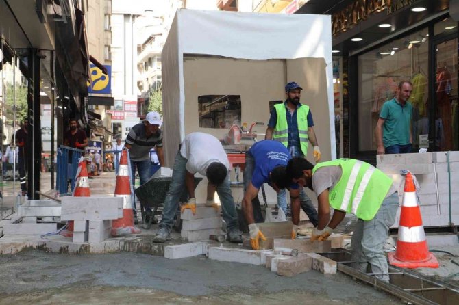 O Sokak Doğal Taşlarla Bezendi