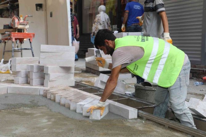 O Sokak Doğal Taşlarla Bezendi