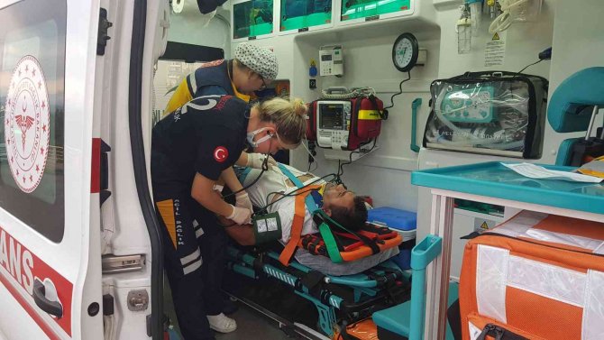 Freni Boşalan Asfalt Kamyonu Otomobile Çarpıp Devrildi: 6 Yaralı