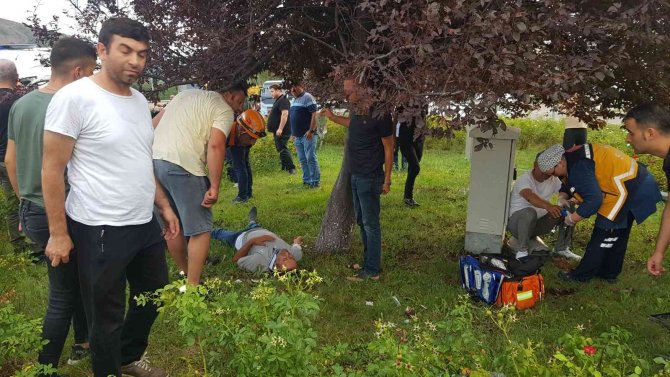 Freni Boşalan Asfalt Kamyonu Otomobile Çarpıp Devrildi: 6 Yaralı