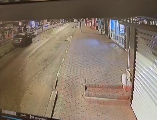 Otomobilin Korkuluklara Çarptığı Anlar Güvenlik Kamerasına Yansıdı