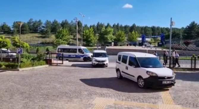 18 Yaşındaki Gencin Silahla Alıkonulduğu İhbarı Ekipleri Harekete Geçirdi: 11 Gözaltı