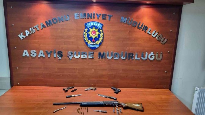 18 Yaşındaki Gencin Silahla Alıkonulduğu İhbarı Ekipleri Harekete Geçirdi: 11 Gözaltı