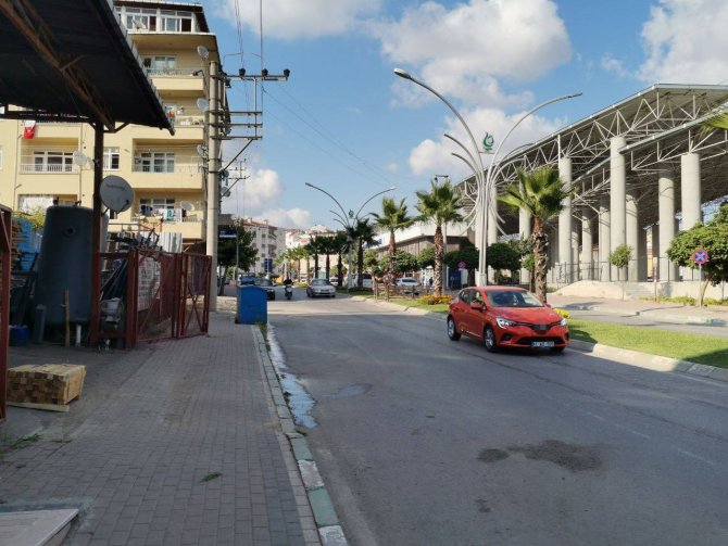 Yola Çıkan Yayaya Çarpmamak İsterken Park Halindeki Araca Girdi