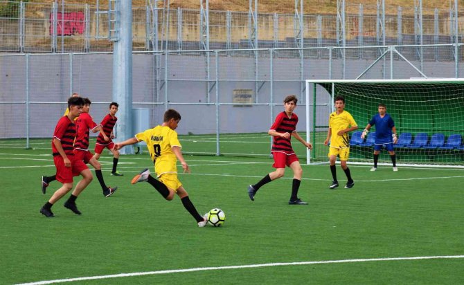 Kur’an Kursu Öğrencileri Kozlarını Yeşil Sahada Paylaştı