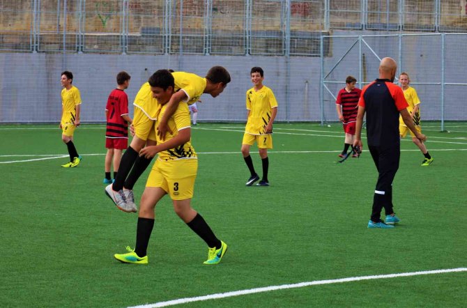 Kur’an Kursu Öğrencileri Kozlarını Yeşil Sahada Paylaştı