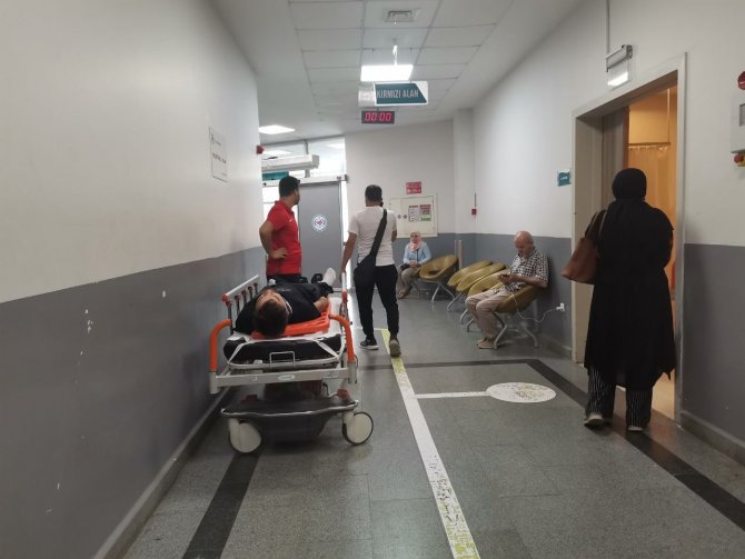 Otomobil İle Servis Minibüsü Çarpıştı: 1 Yaralı