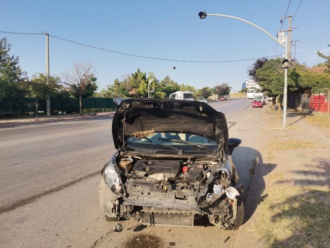 Otomobil İle Servis Minibüsü Çarpıştı: 1 Yaralı