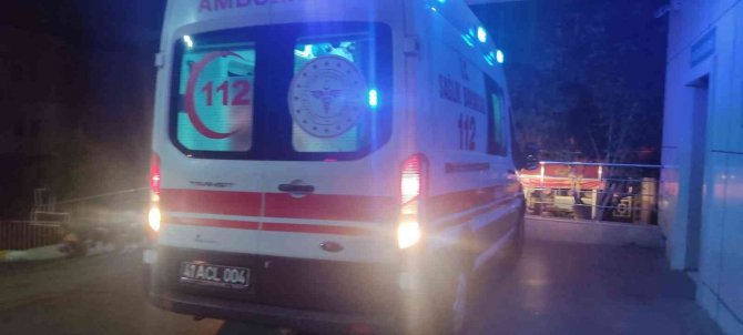 Kavgayı Ayırmak İsteyen Şahsı Bıçaklayıp Kayıplara Karıştılar