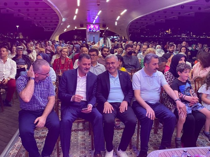 Üsküdar Valide Sultan Gemisi’nde Melihat Gülses Rüzgarı Esti