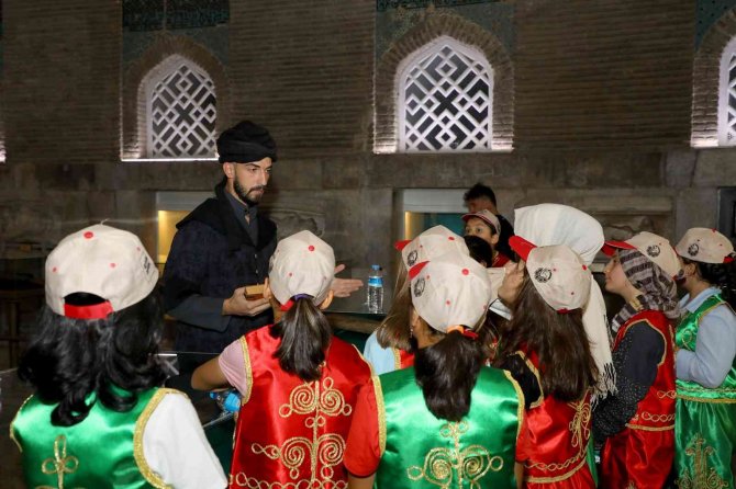 Genç Komek Öğrencileri Şehrin Kalbinde Yolculuk Yapıyor