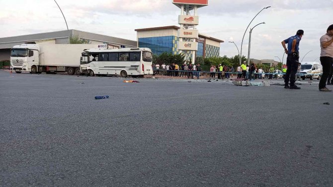 İ̇şçi Servisi İle Tır Çarpıştı: 1 Ölü, 25 Yaralı