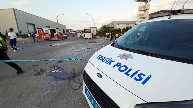 İ̇şçi Servisi İle Tır Çarpıştı: 1 Ölü, 25 Yaralı
