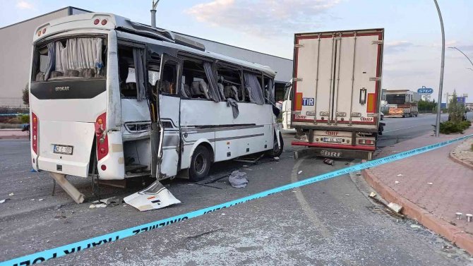 İ̇şçi Servisi İle Tır Çarpıştı: 1 Ölü, 25 Yaralı