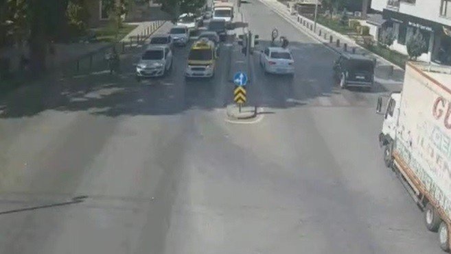 Kırmızı Işıkta Durmayan Bisikletliye Otomobilin Çarpması Kamerada