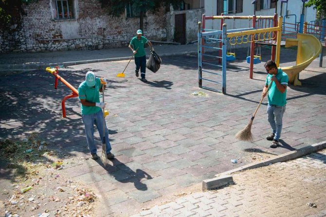 Kuşadası Belediyesi Ekipleri İlçede Çalışmalarını Sürüdürüyor