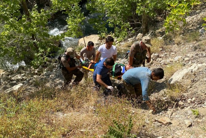 Hayvan Otlatırken, 150 Metre Uçurumdan Aşağı Yuvarlandı