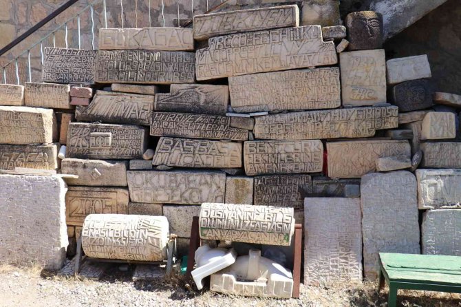 Taşlara Olan Tutkusu Sanata Dönüştü