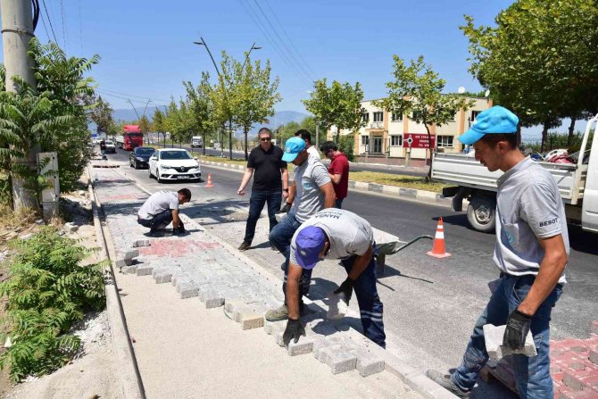 Asfaltlanan Eski Manisa Yolu’nda Sıra Kaldırımlarda