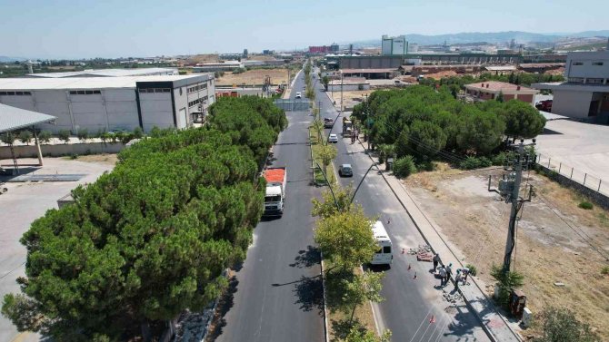 Asfaltlanan Eski Manisa Yolu’nda Sıra Kaldırımlarda