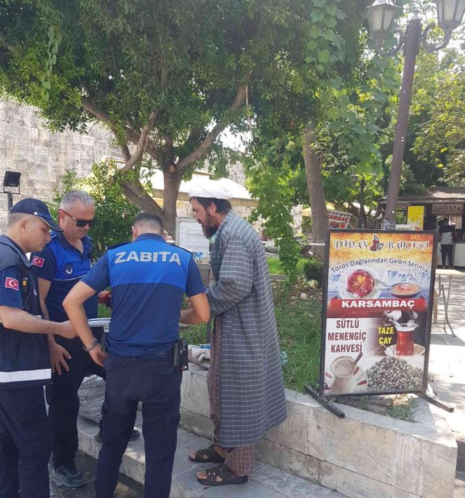 Tarsus’ta Zabıta Dilenci Ve Seyyar Satıcılara Göz Açtırmadı