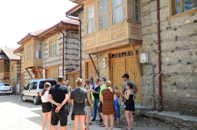 Antalya’nın Düğmeli Evlerine Avrupalı Turist İlgisi