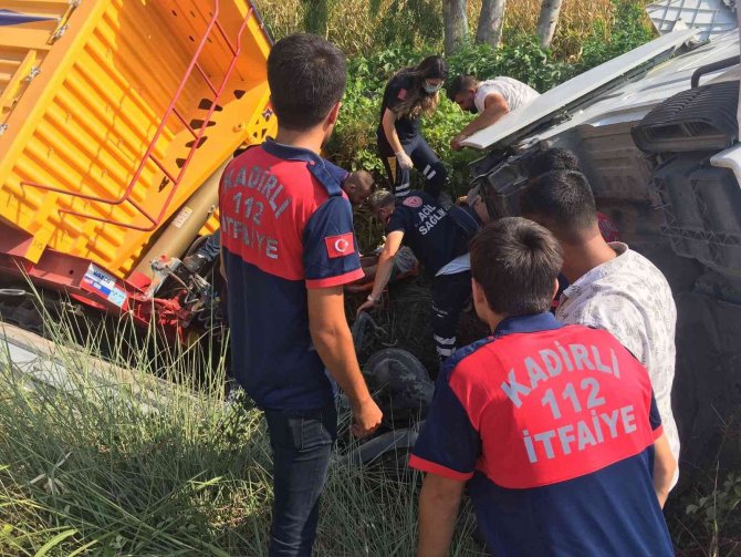 Şarampole Devrilen Tırın Sürücüsü Yaralandı
