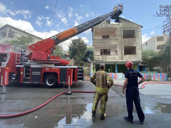 Pendik’te 2 Katlı Metruk Binanın Çatısı Alevlere Teslim Oldu