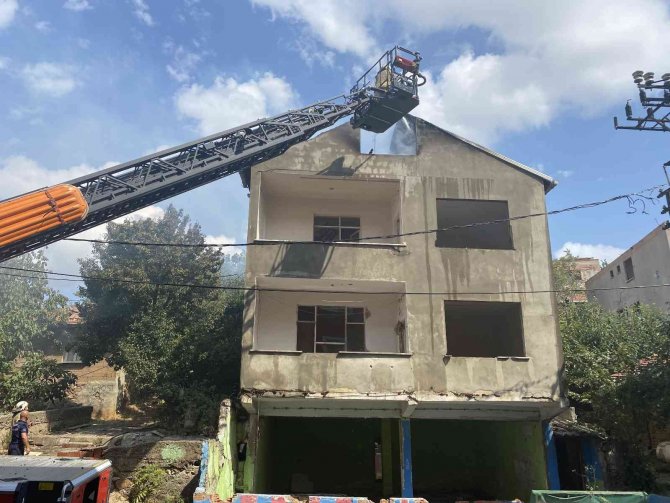 Pendik’te 2 Katlı Metruk Binanın Çatısı Alevlere Teslim Oldu