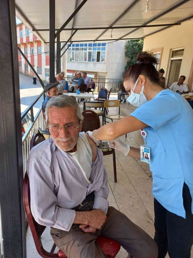 Sağlıkçılar Köy Köy Gezerek Hatırlatma Aşılarını Yapıyorlar