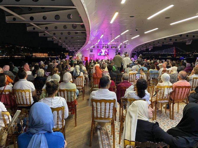 Üsküdar Valide Sultan Gemisi’nde Melihat Gülses Rüzgarı Esti